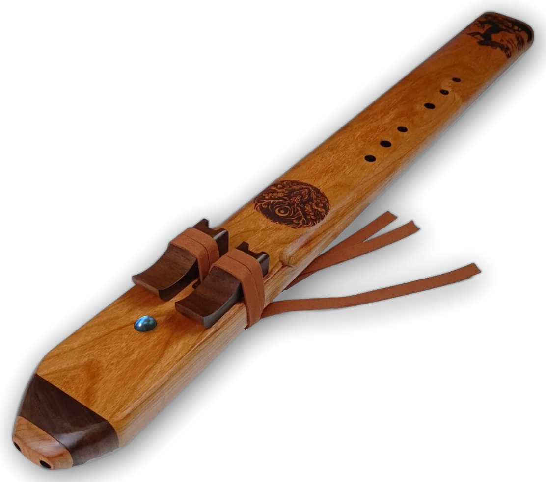 Drone Flute aus Kirschbaum mit Mundstück und Reitern aus Nussbaum, Lasergravur und Labradorit-Cabochon